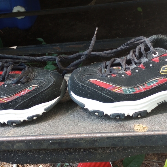 COPY - Women's size 7 sketchers black and red only wore twice - Picture 7 of 7
